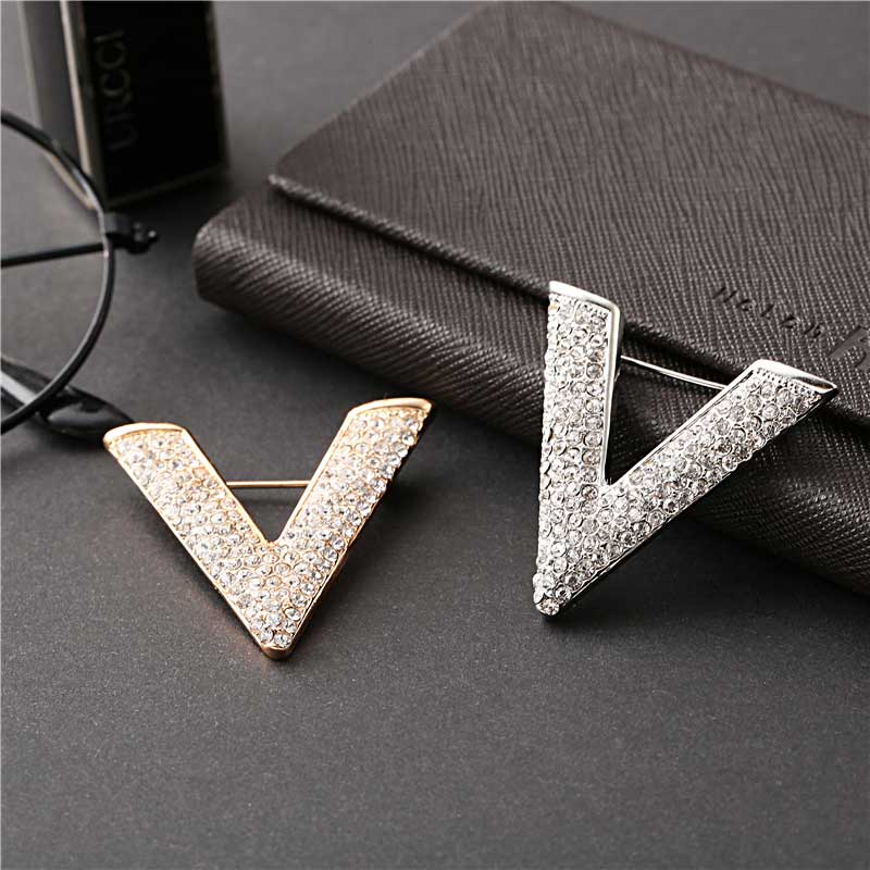 Fashion Temperament V Letter Brooches Full Rhinestone Upscale Lady Pin Party Dress Woman Brooch